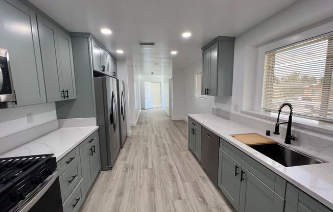 Large 6 Bedroom POOL House on East Falls View! Prime Location!