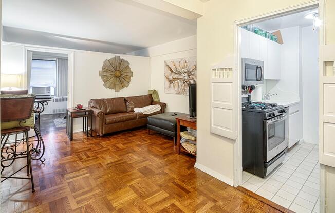 140 E 56 ST