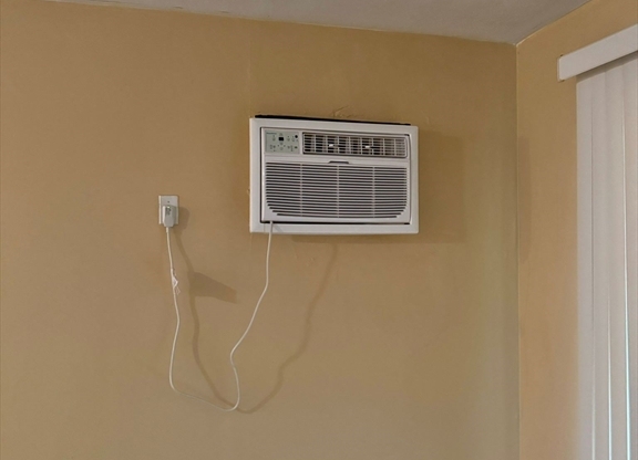 2 beds, 1 bath, 1,020 sqft, $2,300, Unit E112