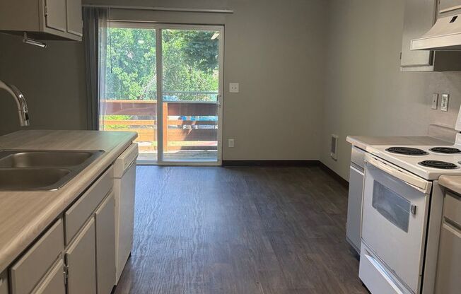 2 beds, 2 baths, 1,070 sqft, $1,595, Unit 18-201