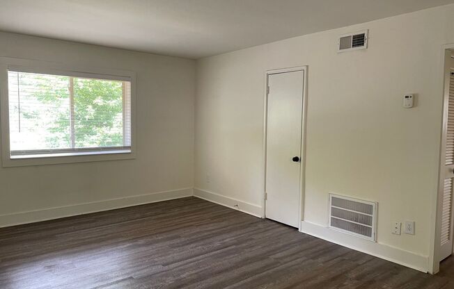 2 beds, 1 bath, 700 sqft, $1,750, Unit 216-04