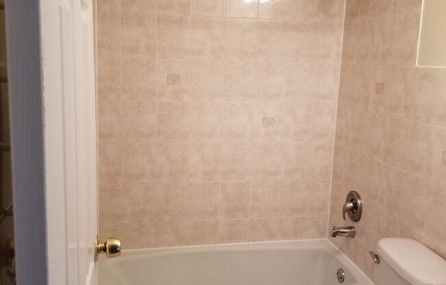 2 Bedroom 1 Bath Condo in Des Plaines!