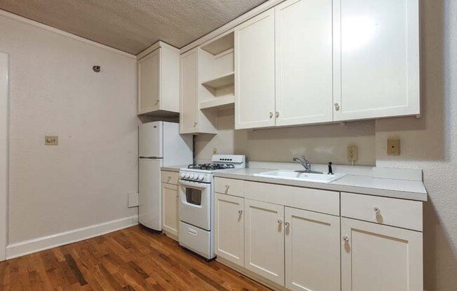 Studio, 1 bath, 370 sqft, $1,150, Unit 102