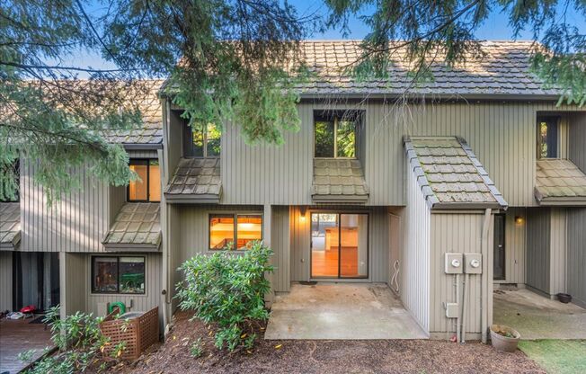 Secluded Lake Oswego Condo at Mountainside Terrace - Recently Renovated! 1 Month Free Special