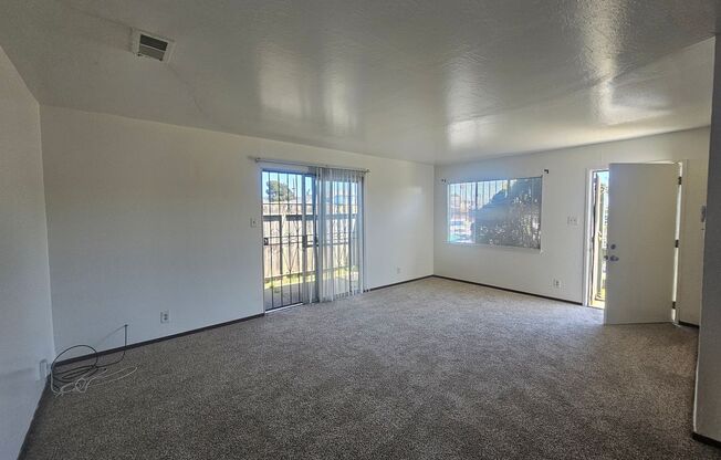 2 beds, 1 bath, 950 sqft, $2,375, Unit 4831 Overend Ave