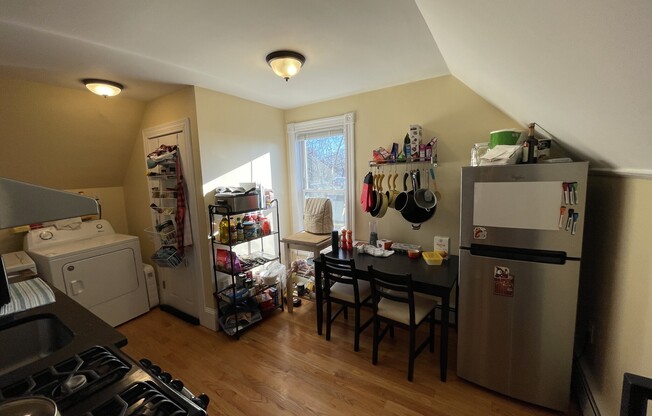 2 beds, 1 bath, $3,700, Unit 3