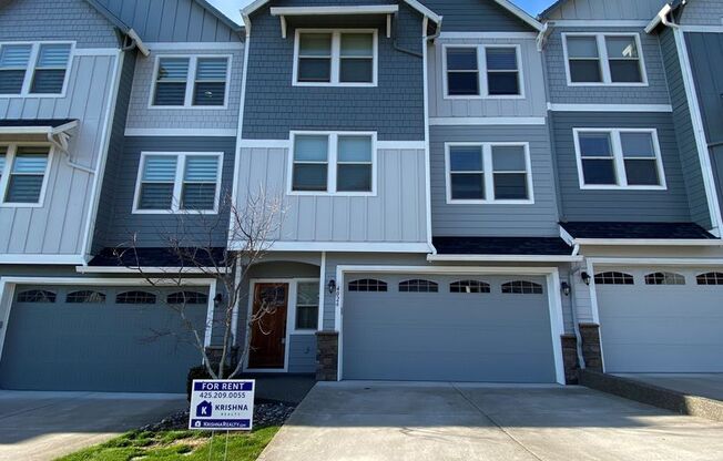 4 Bedroom 3 Bath Upscale Luxury Fishers Landing Townhome