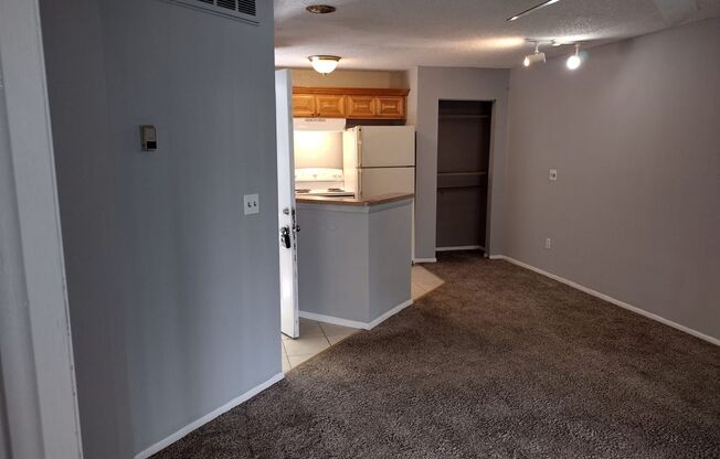 1/1 Condo available on Plaza. Close to Mall at Millenia, Orlando