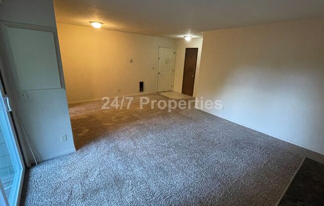 1 BD | 1 BA Courtyard Apartment near Willamette Falls!