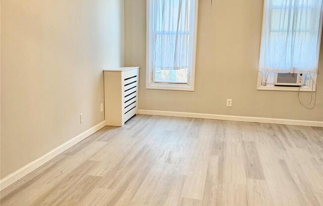 1 bed, 1 bath, 300 sqft, $2,500