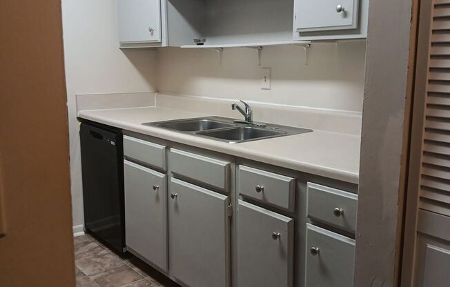 2 beds, 1 bath, 925 sqft, $1,085, Unit X07