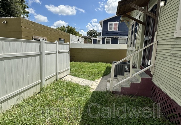 1812 E COLUMBUS DR