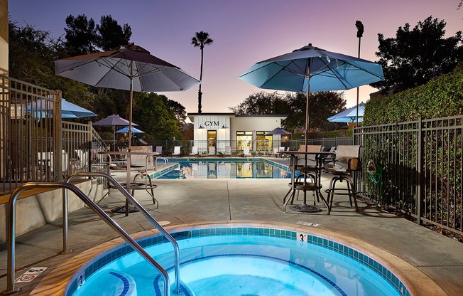 Pool and hot tub at Creekwood Villas Apartments