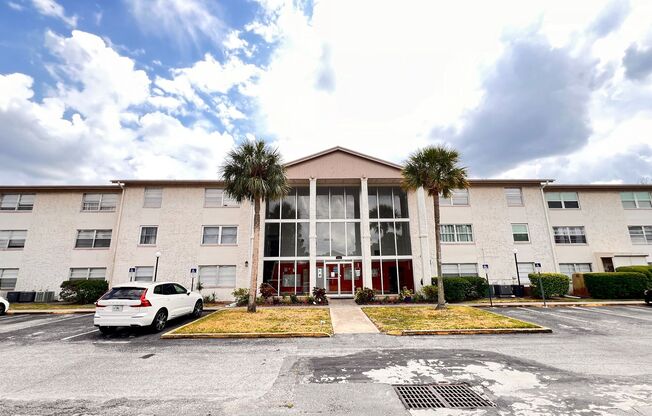 Cozy 3 Bd/2Ba Apartment in Commodore Place! Great Location!