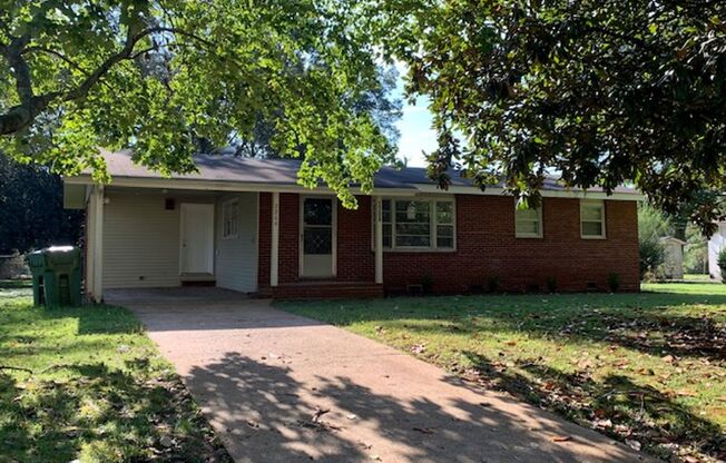 THREE BEDROOM/TWO BATH SPACIOUS RANCH - CONVENIENT  LOCATION!