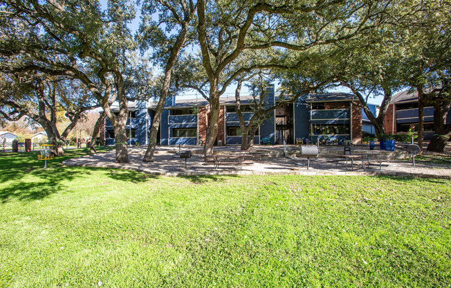 Outdoor Picnic Area at Stony Creek Apartments in Austin