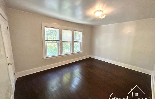 3 beds, 1 bath, $1,100, Unit 1647