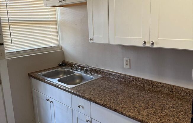 3 beds, 1 bath, $1,700, Unit 221