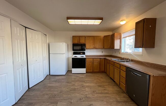 3 beds, 1 bath, $1,175, Unit 690 Richland # 2