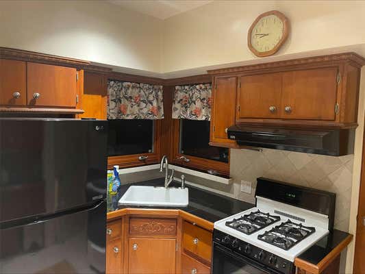 3 beds, 2 baths, 1,300 sqft, $4,600