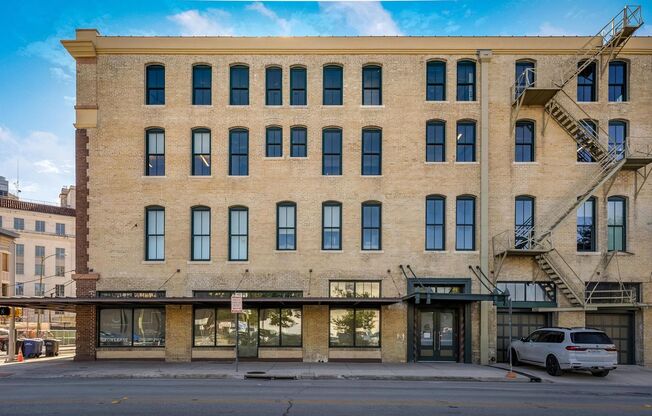 Studio, 1 bath, 640 sqft, $1,700, Unit STR 219 N ALAMO #403