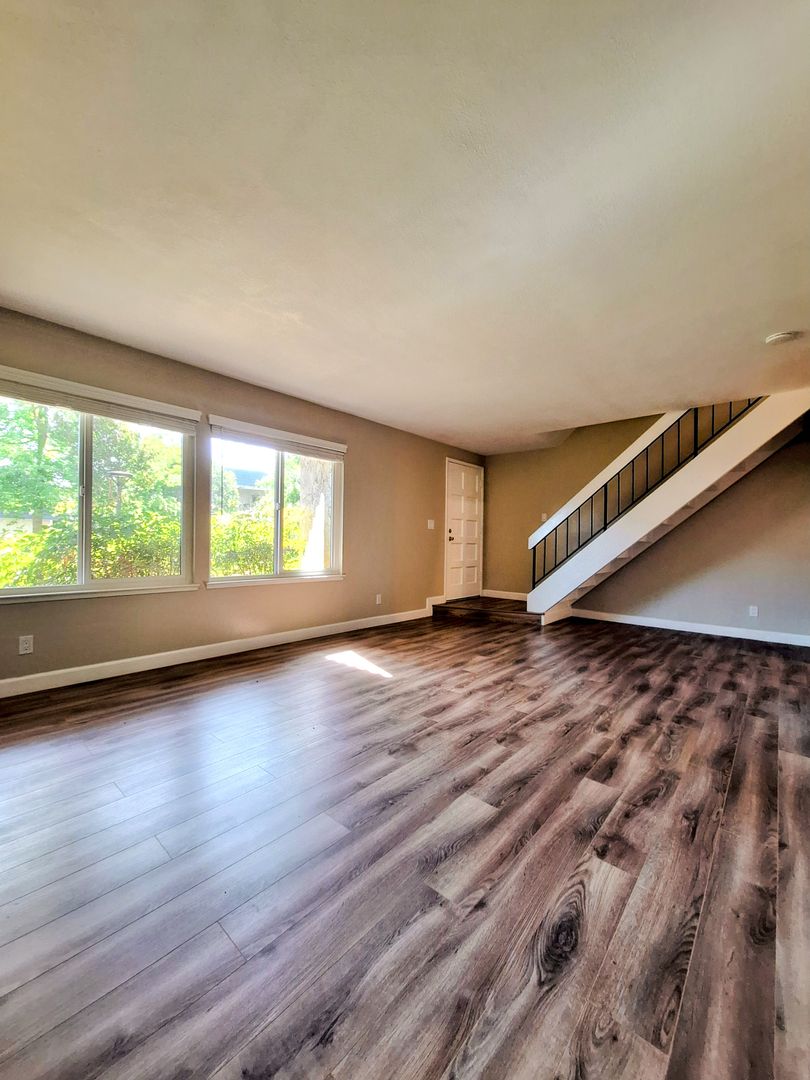 Beautiful & Spacious 3bd Townhouse w/Detached Garage & Pool