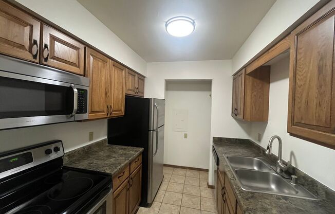 2 beds, 1 bath, 965 sqft, $1,605, Unit 7601CA