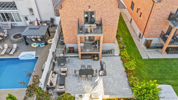 2063 NARRAGANSETT AVE