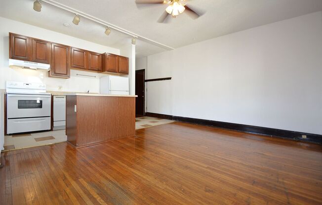 1 bed, 1 bath, 425 sqft, $955, Unit 7 - 36
