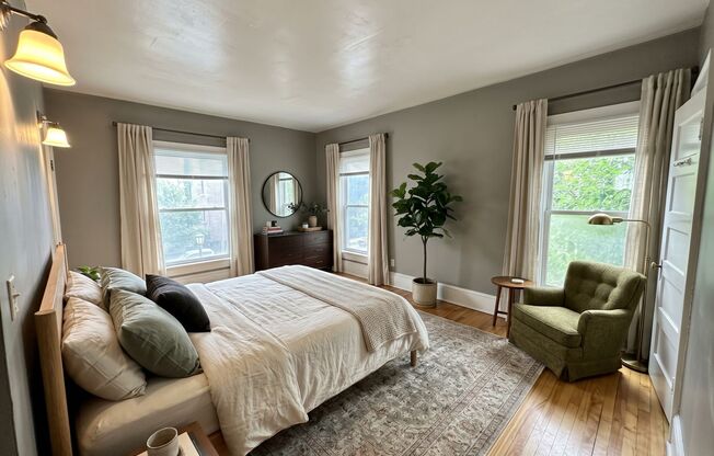 Spacious & Sunny 4 Bedroom Unit - Walk to Lake of the Isles & Sculpture Garden