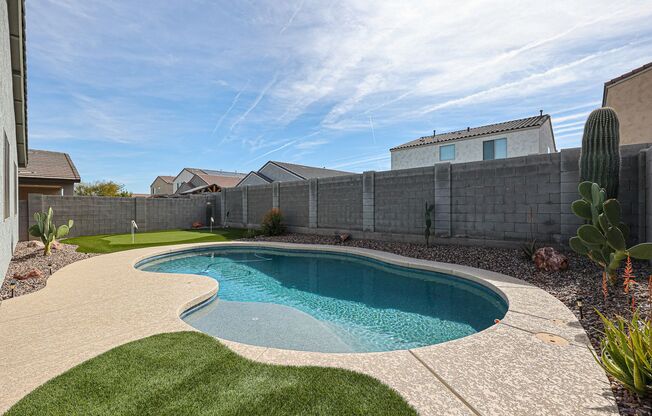 Beautiful Home! Pool! Putting Green! Mountain Views!