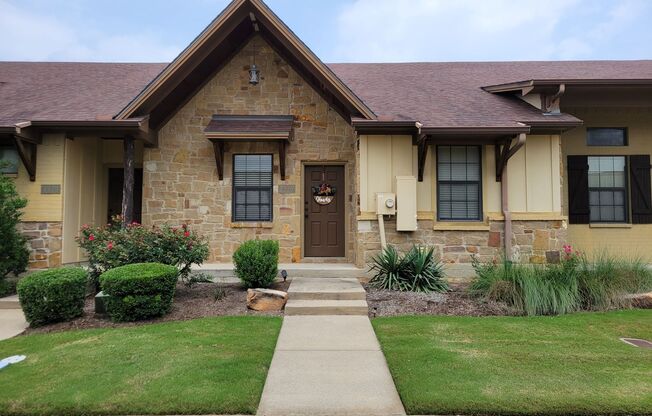 College Station - 3 bedroom / 3 bath / fenced in patio / townhome located in The Barracks.