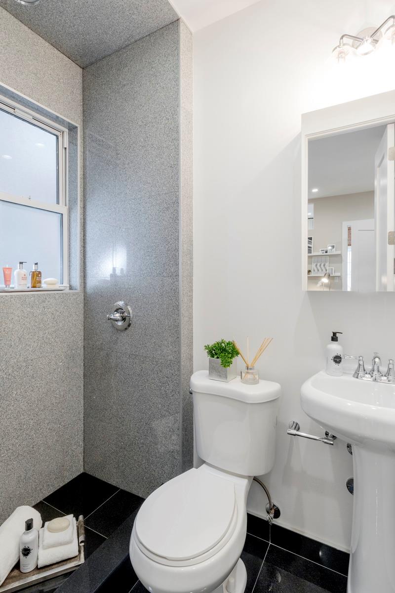 321 W 11 ST
