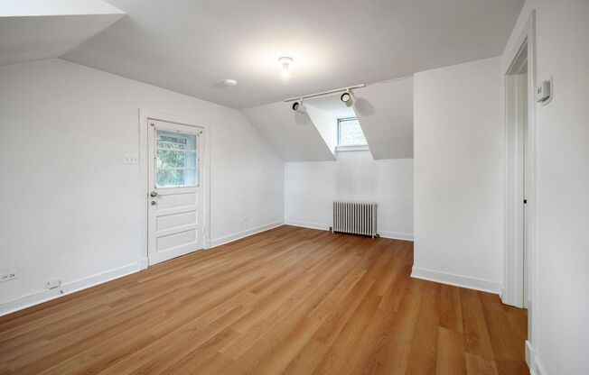 1 bed, 1 bath, $1,100, Unit Carriage House Apt