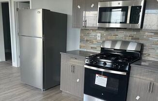 2 beds, 1 bath, $2,150, Unit 647 Barnum Ave - Unit 1