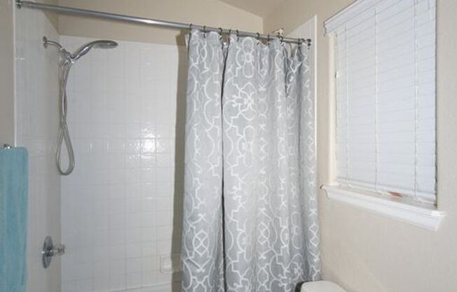 **HOLIDAY MOVE IN SPECIAL**