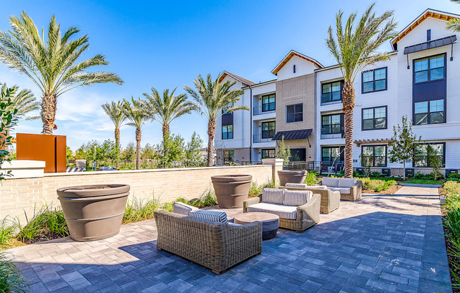 Alys Crossing Lounge