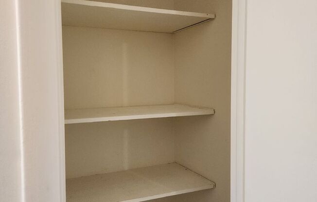 2 beds, 1 bath, 859 sqft, $1,450, Unit GL46007