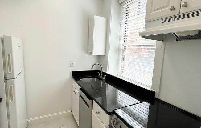 2 beds, 1 bath, $3,000, Unit 105