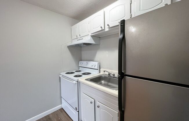 Studio, 1 bath, 440 sqft, $950, Unit B4