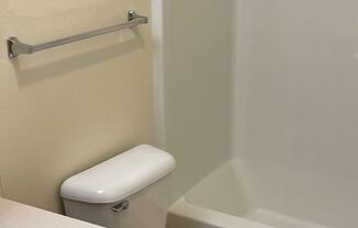 3 beds, 1.5 baths, 1,084 sqft, $2,000, Unit 29