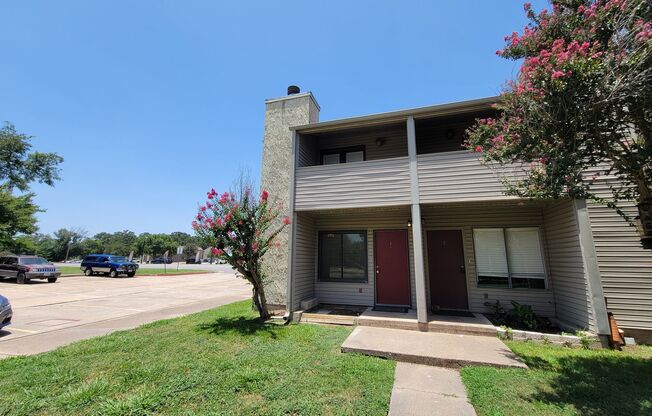 College Station - 2 bed/1.5 bath end unit Woodstock Condo!