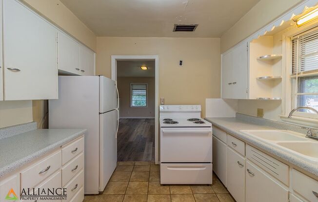 2 beds, 1 bath, 988 sqft, $800, Unit 01 (Main)