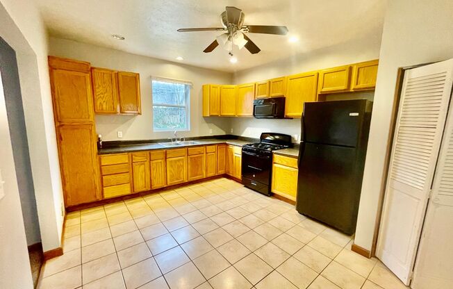 3 beds, 2.5 baths, 1,000 sqft, $1,095, Unit Unit 2