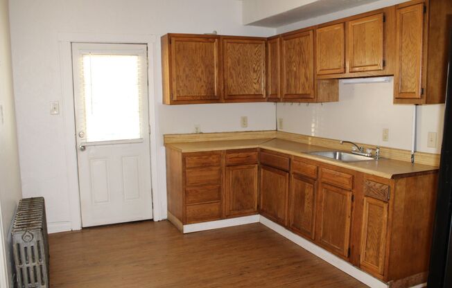 2 beds, 1 bath, $950, Unit Apt 1E