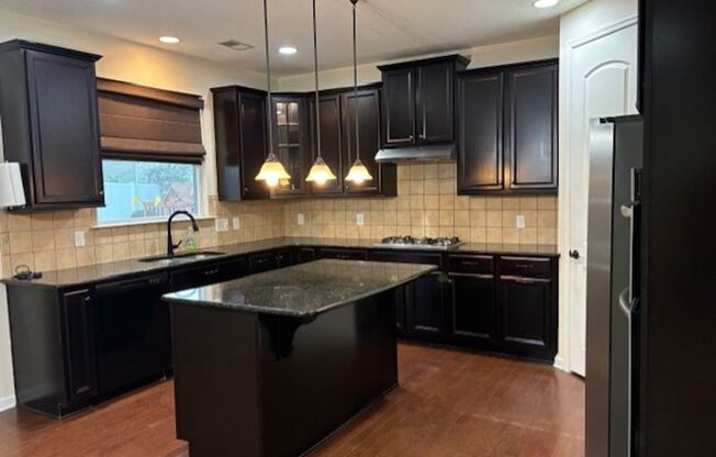Grand 5 Bed/ 4 Bath Home - Waterlynn Subdivision - Chef's Kitchen - Sunroom - Covered Back Deck - Community Pool