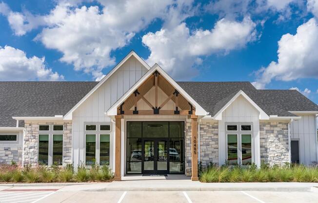 Beckett West Fork in Conroe, TX offers 1- and 2-bedroom homes with street-level entry, private garages, and additional storage available.