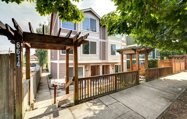 Well maintained 3 bedroom 2 bath town home in Georgetown