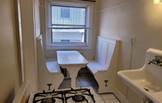 Studio, 1 bath, $895, Unit 33