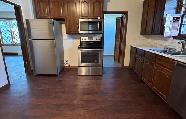 3 beds, 1 bath, $1,500, Unit 1543